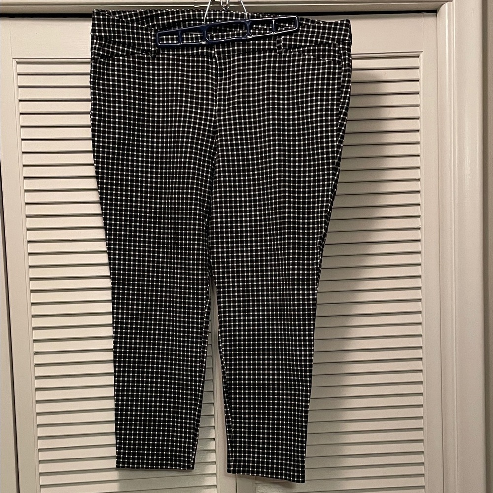 Old Navy Black and White Plaid Pixie Ankle Pants, Size 16